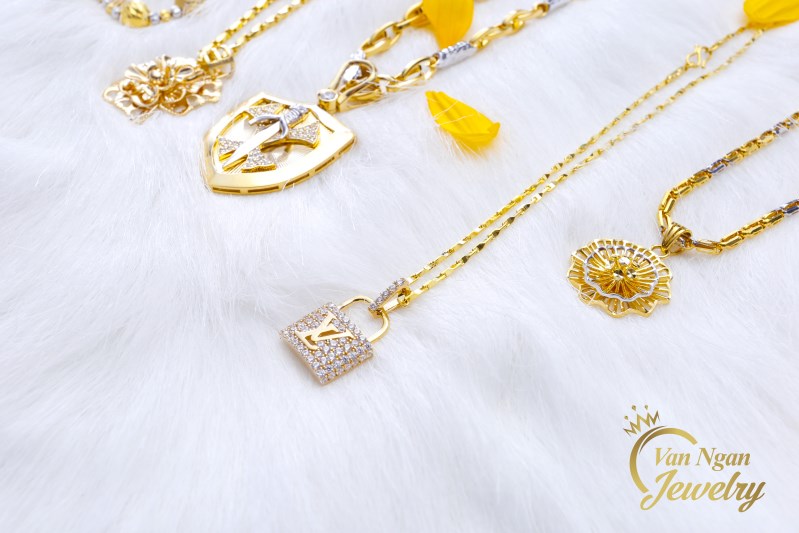 Dây chuyền và mặt